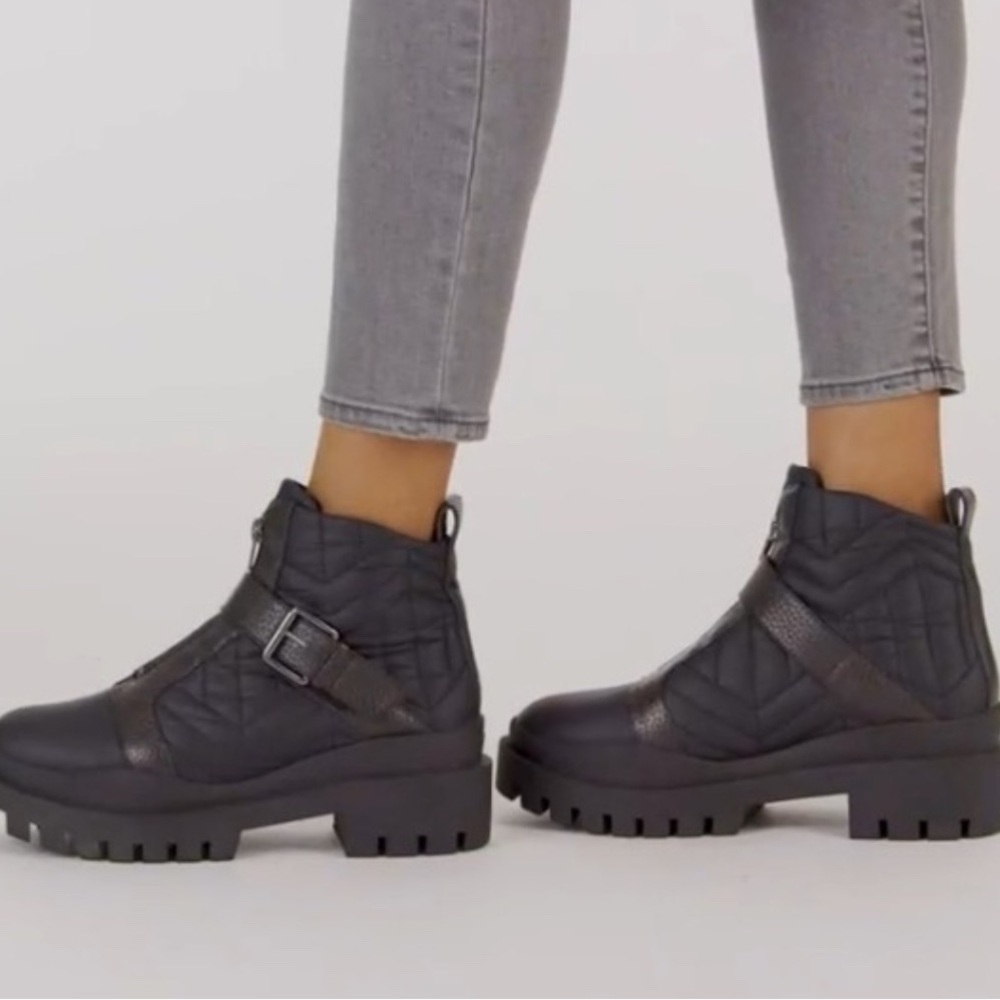 Vionic Women's Aspen "Janara" Buckle/ Strap Ankle Boots Size 9.5 Black Lug Sole